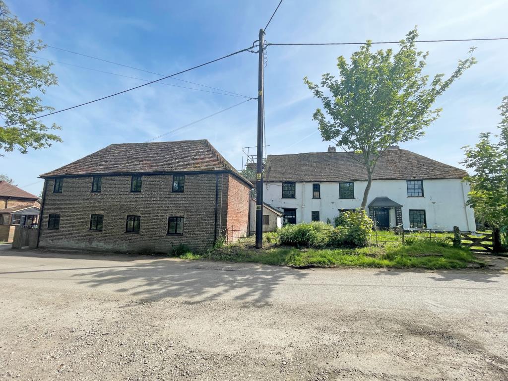 Lot: 98 - SUBSTANTIAL PERIOD HOUSE AND COACH HOUSE ON LARGE PLOT WITH POTENTIAL - Detached house and coach house on good size plot